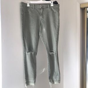 SALE🙋🏻‍♀️✨ cute green distressed Jeans 👖